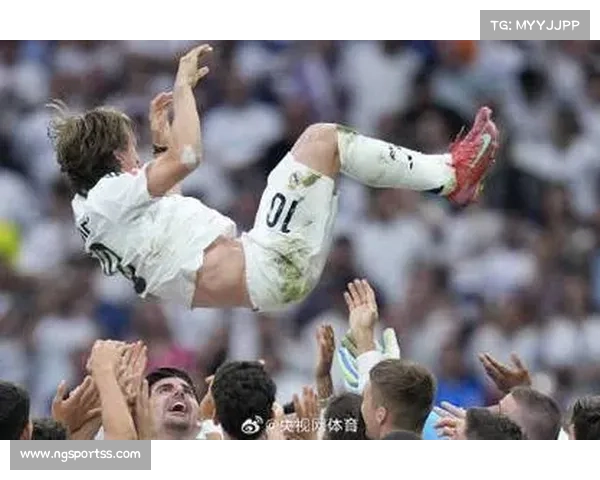 莫德里奇告别联盟杯终场哨响跪地掩面感慨岁月流转